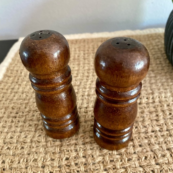 VINTAGE GERMAN WOOD MINI SALT & PEPPER SHAKER SET - Picture 3 of 8